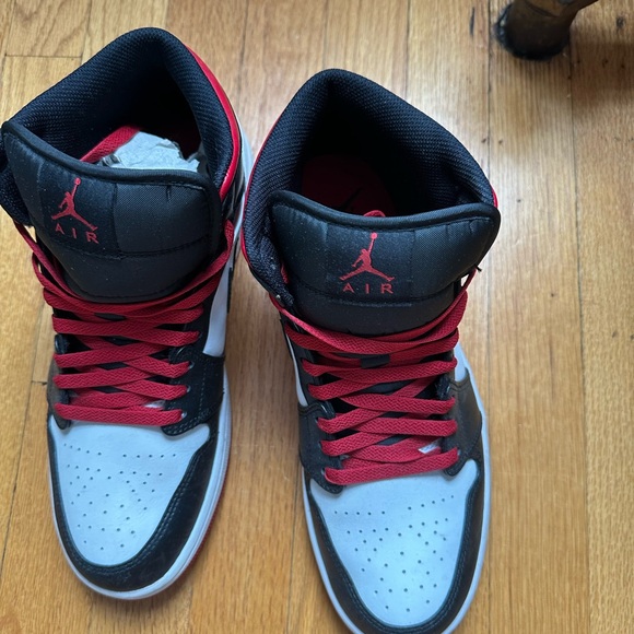 Jordan 1 Mid - Picture 1 of 4